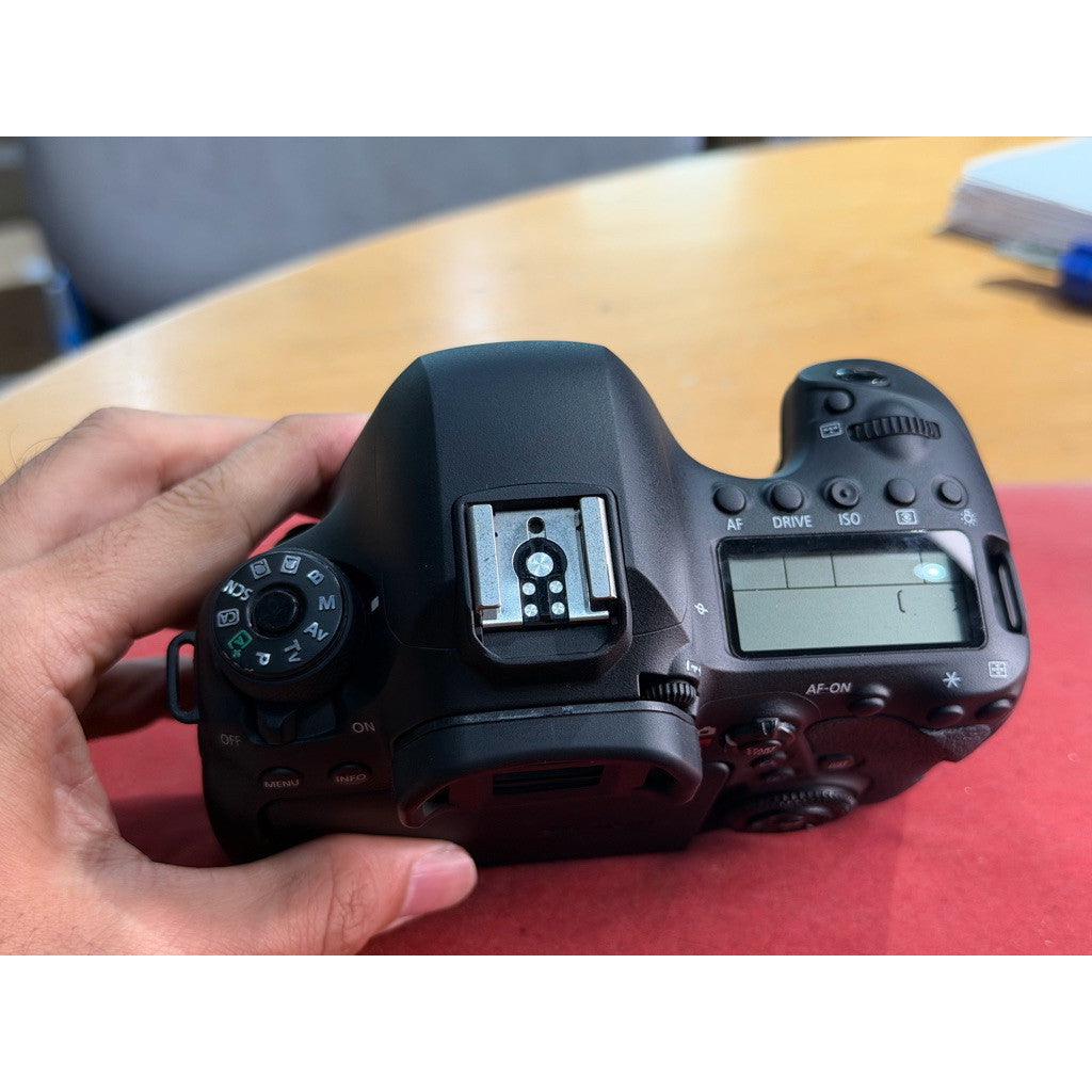 Used Canon EOS 6D mk2 body (Like new)