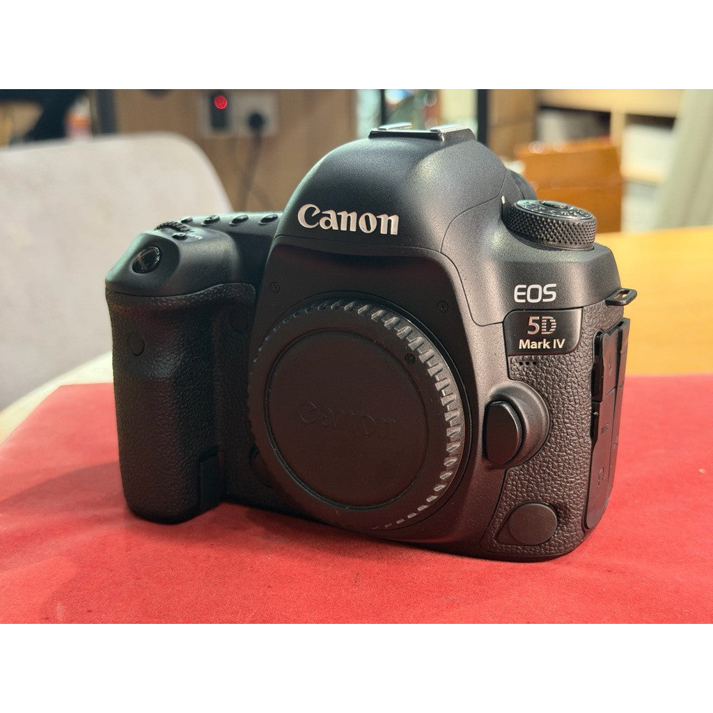Used Canon 5D mk4 (Like new) SC 5000 only