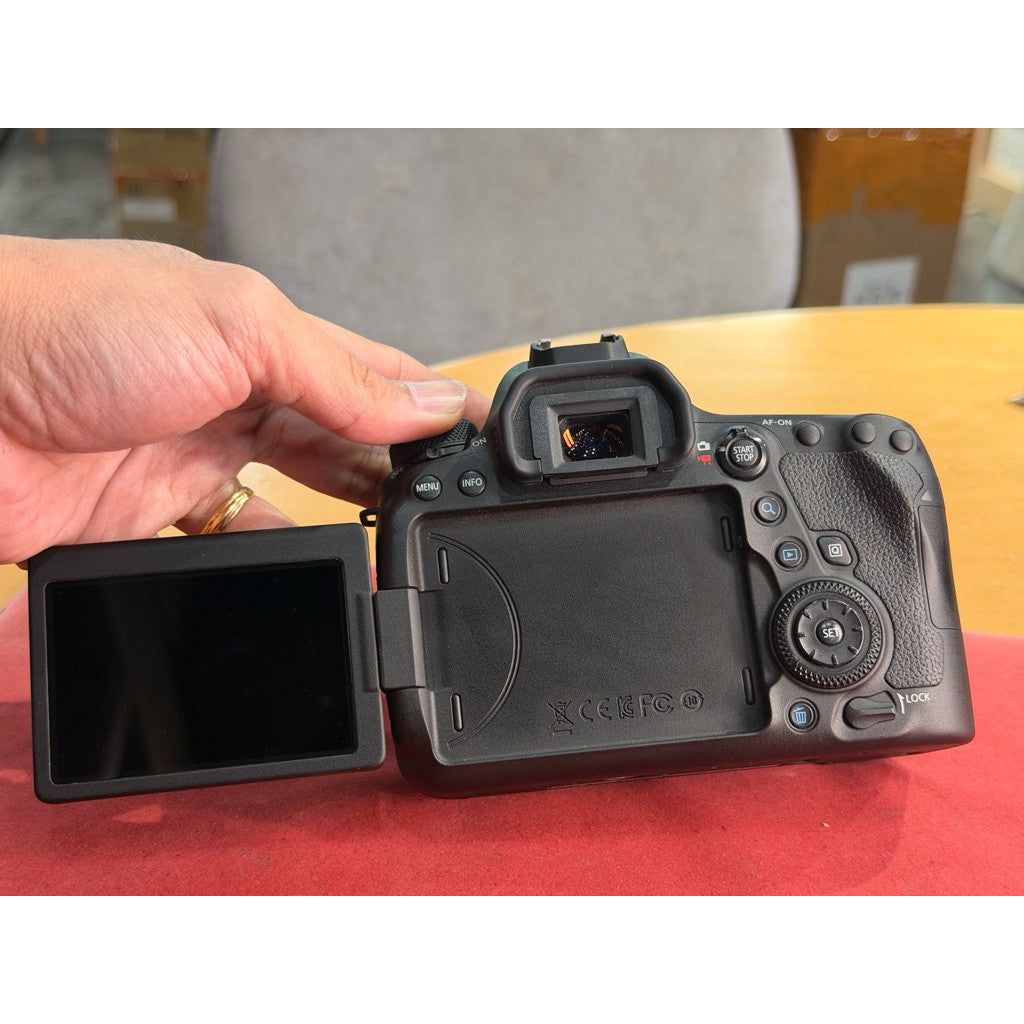 Used Canon EOS 6D mk2 body (Like new)