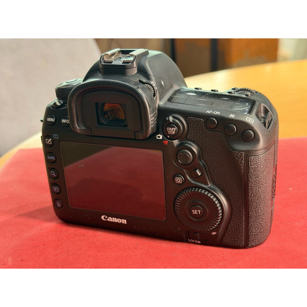 Used Canon 5D mk4 (Like new) SC 5000 only