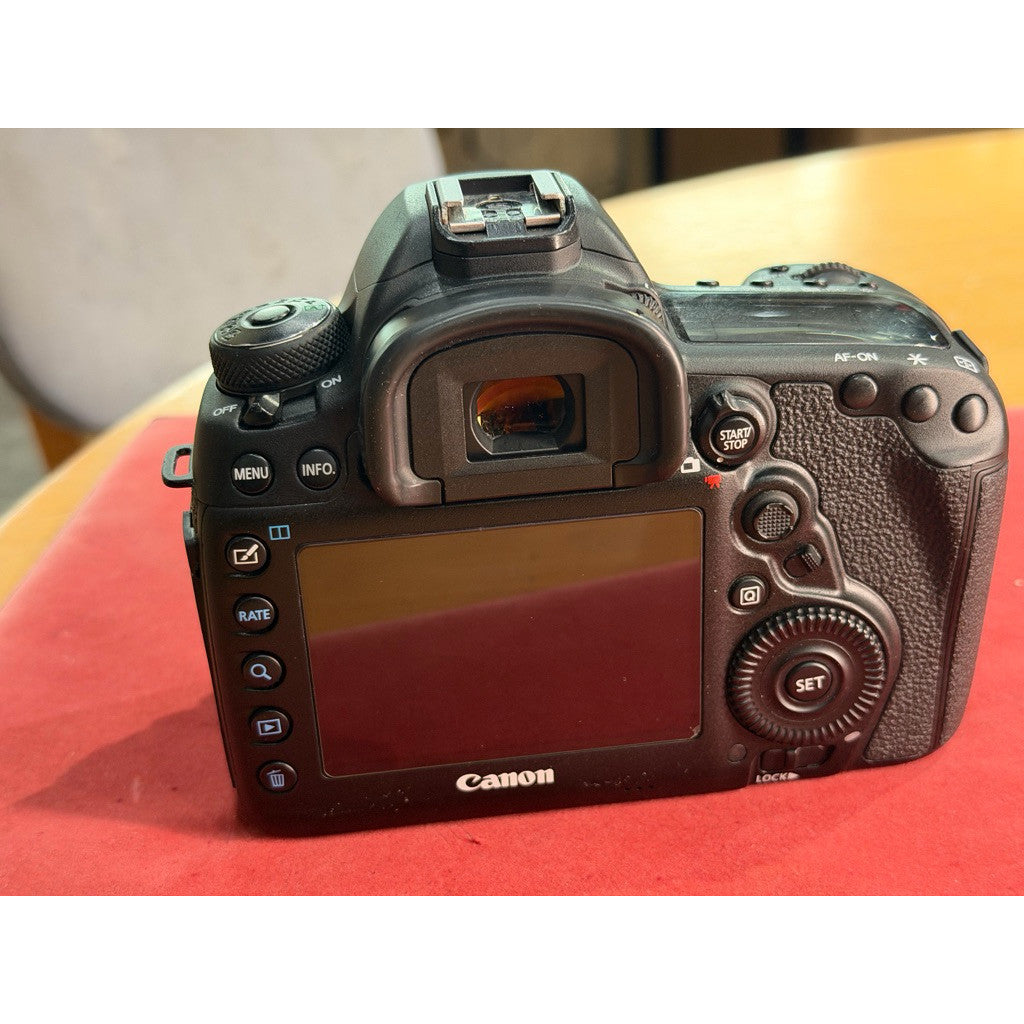 Used Canon 5D mk4 (Like new) SC 5000 only